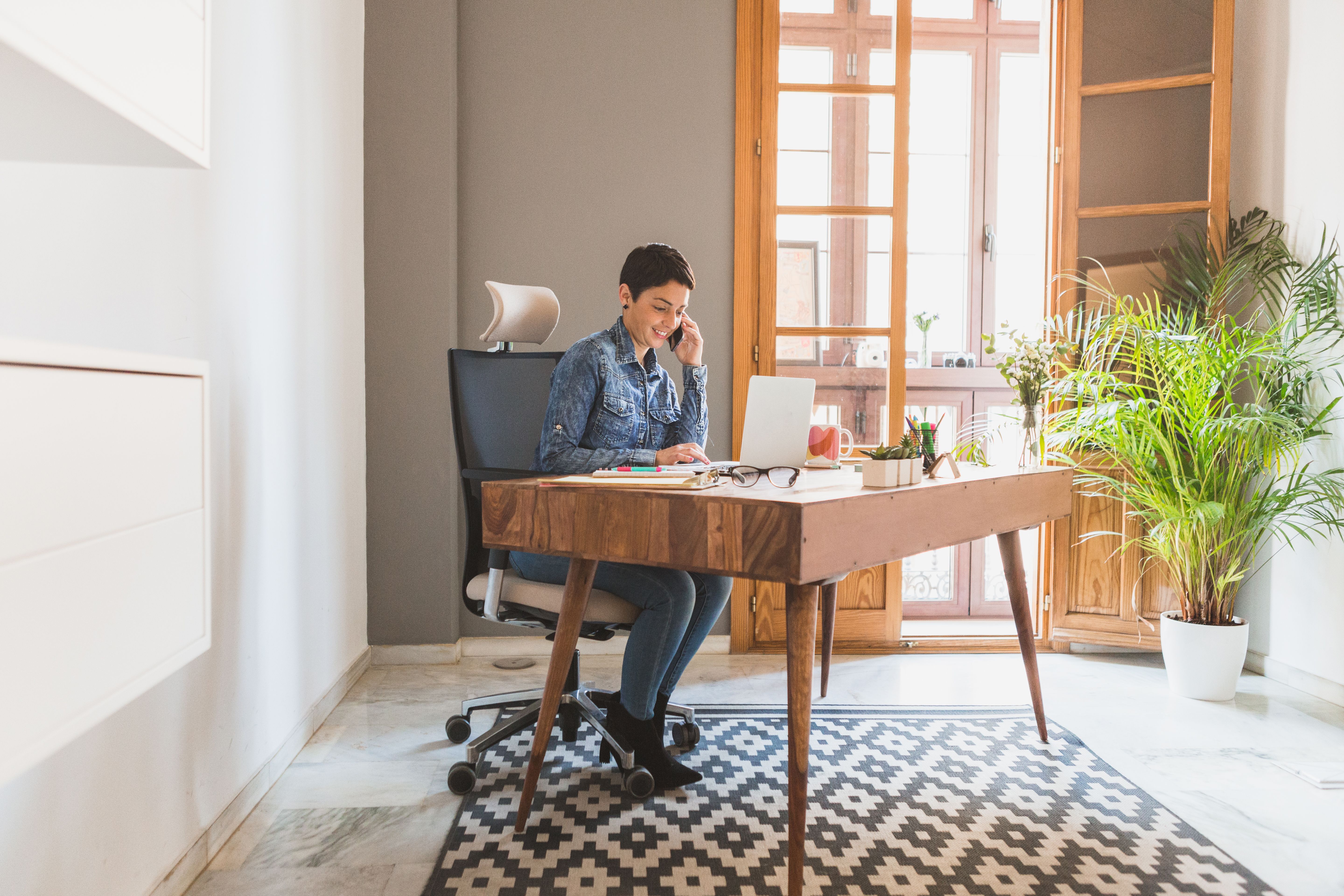 businesswoman-working-while-talking